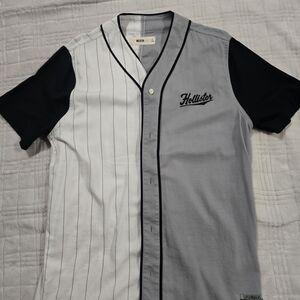 Hollister Men's Black and Gray Baseball Shirt